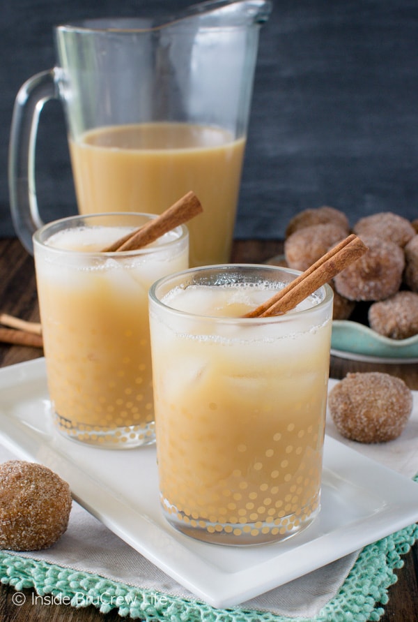 Caramel Apple Cider Iced Tea - an easy twist makes this easy iced tea a refreshing recipe for fall.