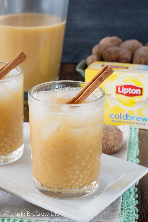 Caramel Apple Cider Iced Tea - adding caramel topping and apple cider makes this easy iced tea recipe a refreshing fall drink.