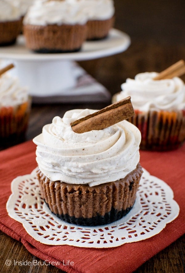 Chocolate Chai Cheesecakes - chocolate and spices blend so well in these easy mini cheesecake cupcakes. Great dessert to share for fall parties!
