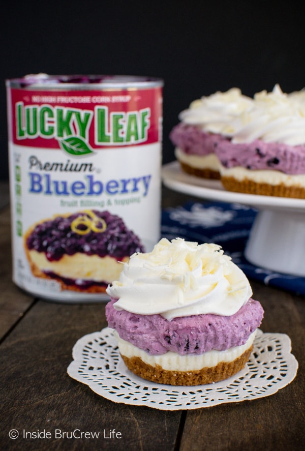 White Chocolate Blueberry Mousse Cheesecakes - cookies, blueberry, and white chocolate layers create a delicious no bake dessert. Perfect recipe for busy days and holiday parties!