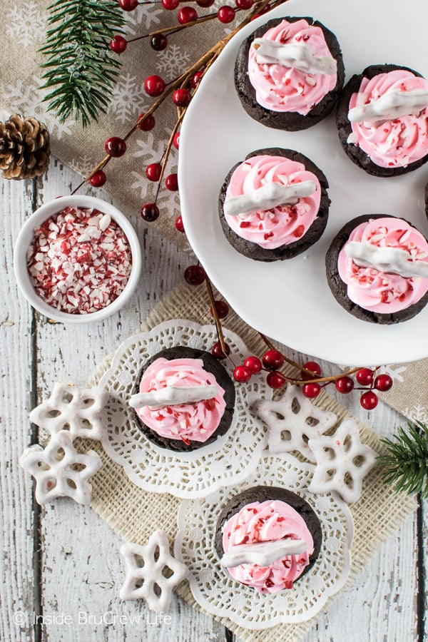 Chocolate Peppermint Fluff Cookie Cups - swirls of pink filling and candy cane bits add a festive touch to these easy cookie cups. Great dessert recipe for holiday parties!