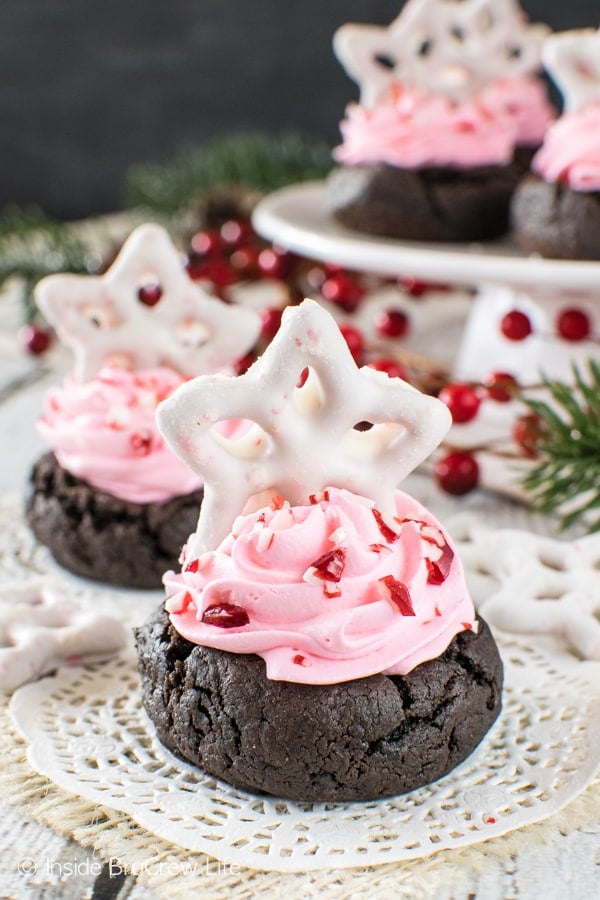 Chocolate Peppermint Fluff Cookie Cups - easy chocolate cookies filled with creamy pink fluff makes a great holiday dessert recipe.