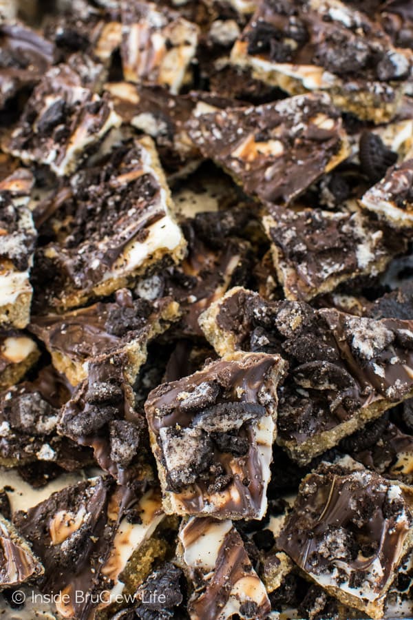 Cookies and Cream Toffee Bark - adding chocolate and cookies to this easy dessert makes it completely irresistible! Great snack mix recipe!