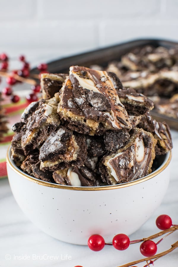 Cookies and Cream Toffee Bark - this easy 5 ingredients snack mix is loaded with chocolate and cookies! Great dessert recipe for holiday cookie trays!