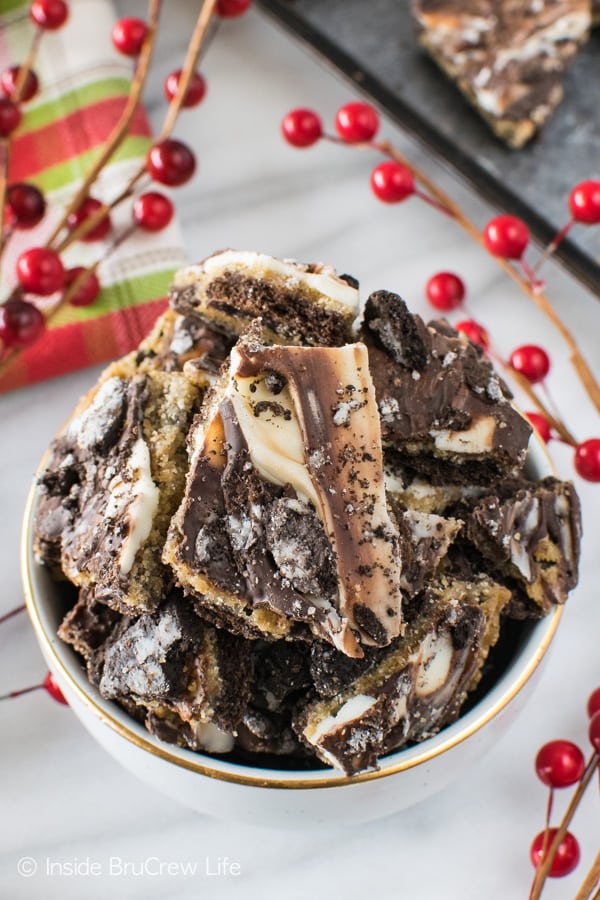 Cookies and Cream Toffee Bark - this easy 5 ingredient snack mix is loaded with chocolate and cookies! Great dessert recipe for holiday parties!