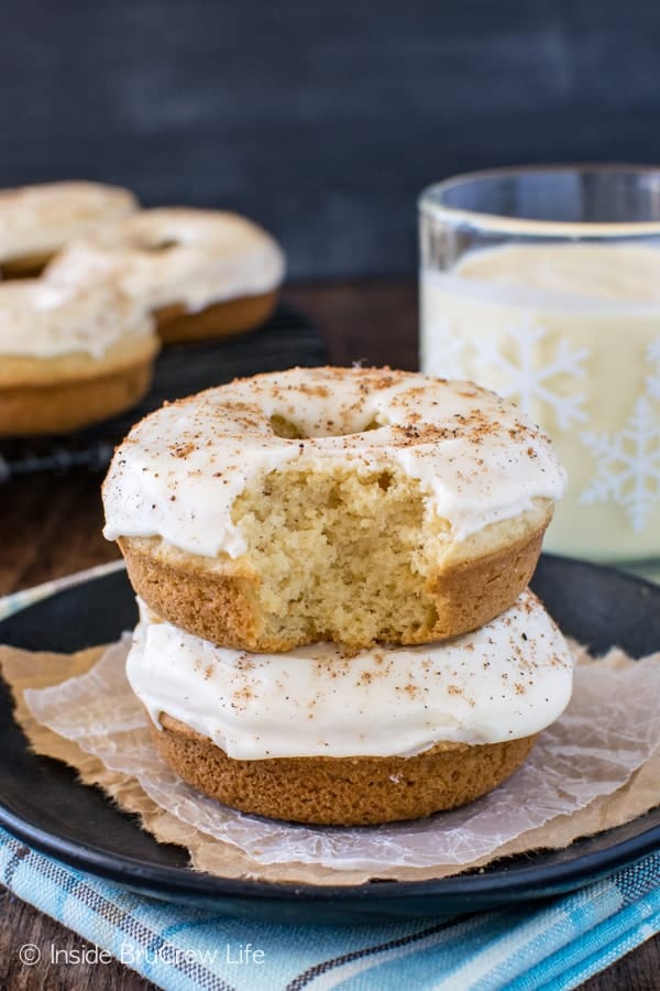 Eggnog Donuts - two times the eggnog flavor makes these baked donuts taste amazing. Great holiday breakfast recipe!