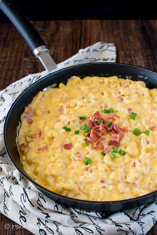 Cheddar Bacon Macaroni and Cheese - this easy skillet pasta can be on the table in under 30 minutes. Great dinner recipe for those busy nights!
