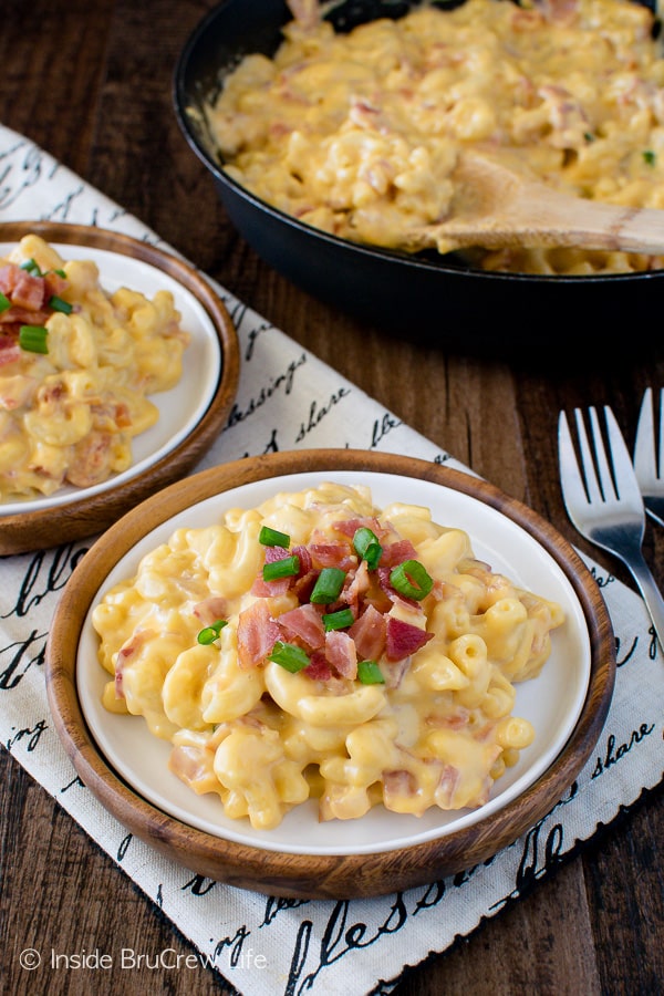 Cheddar Bacon Macaroni and Cheese - this easy & gooey dinner can be on the table in under 30 minutes. Great recipe for busy nights!