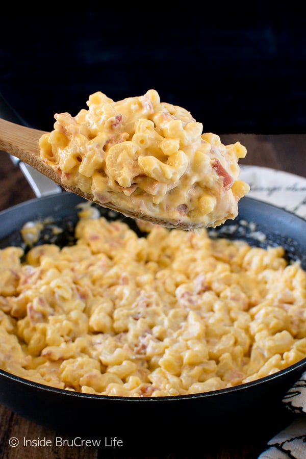 Cheddar Bacon Macaroni and Cheese - this gooey pasta dinner is full of bacon and cheese. Great recipe that is ready in less than 30 minutes!