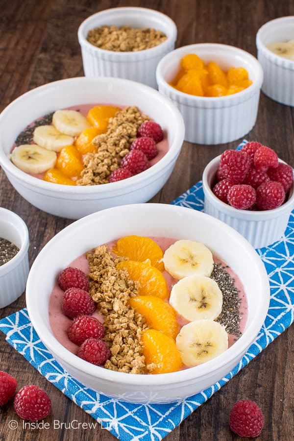 Raspberry Orange Frozen Yogurt Bowls - fresh fruit and granola adds a fun texture to this easy snack. Great healthy recipe when you need a sweet treat.