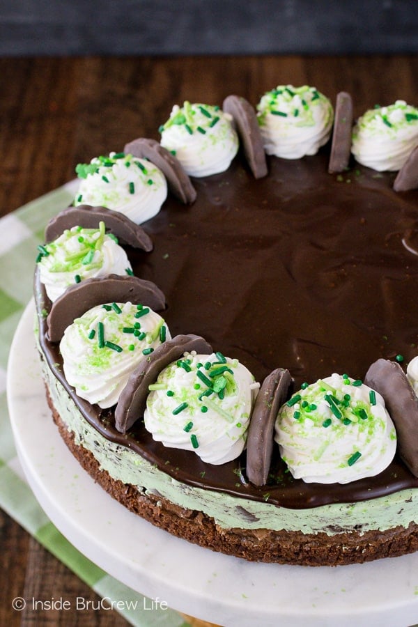 Thin Mint Cheesecake Brownie Cake - chocolate and mint layers make this easy cake a fun and impressive dessert to share at parties! #brownie #cake #thinmint #nobakecheesecake #chocolate