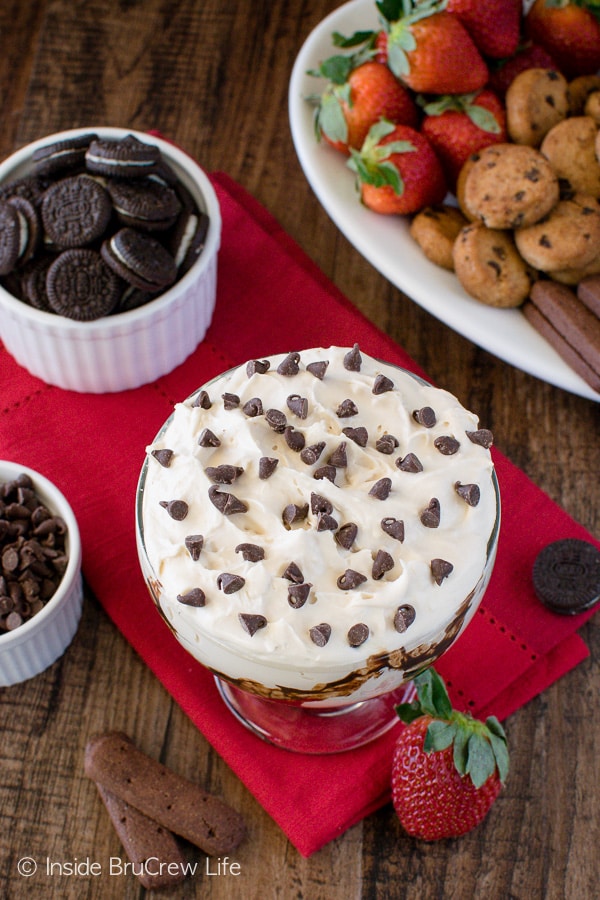 Mudslide Cheesecake Dip - this easy dip recipe tastes just like your favorite drink. Try it with cookies and fruit for a fun adult treat! Kid friendly options are available too!