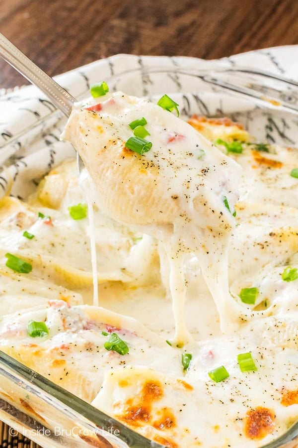 Sausage Alfredo Stuffed Shells - a creamy and cheesy sauce makes this easy pasta a winner at the dinner table. Easy recipe to have on the table in 30 minutes.