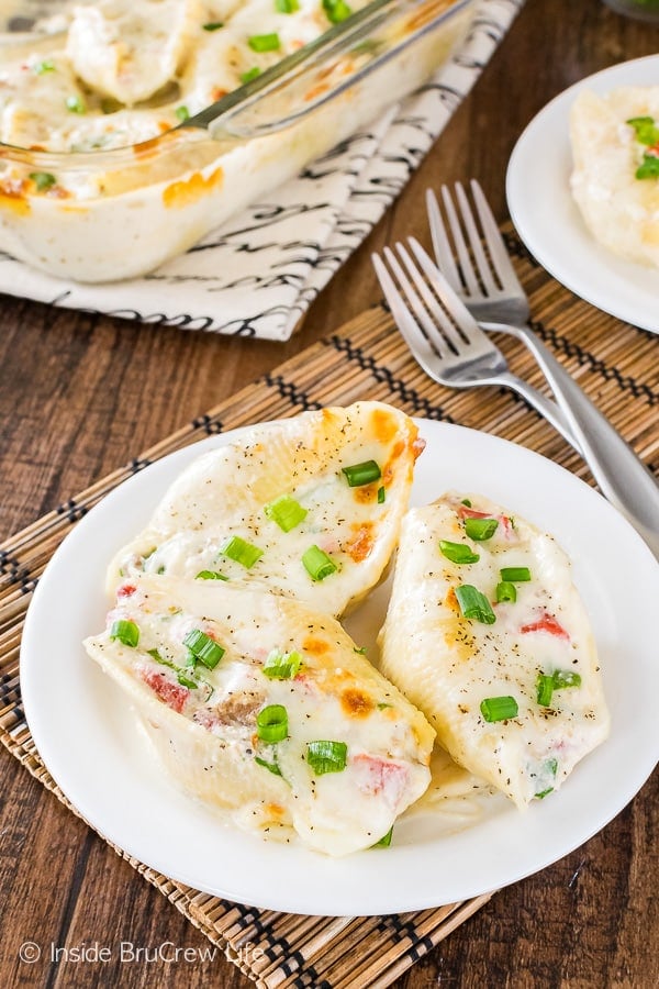Sausage Alfredo Stuffed Shells - cheese, meat, and veggies make these easy pasta shells the perfect dinner to have on the table in 30 minutes!
