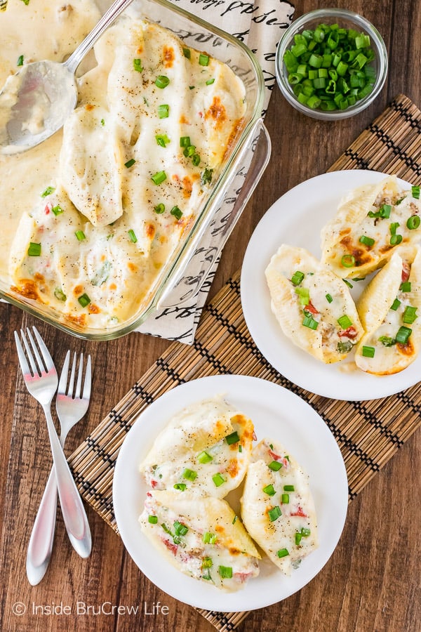 Sausage Alfredo Stuffed Shells - easy pasta dish stuffed with cheese, meat and veggies! Great recipe to have on the dinner table in 30 minutes!