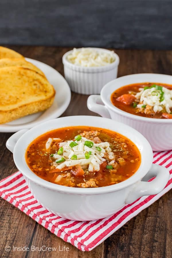 Easy Pizza Soup - this hearty soup is loaded with meat and veggies and ready in less than 30 minutes. Great dinner recipe for busy or chilly days!