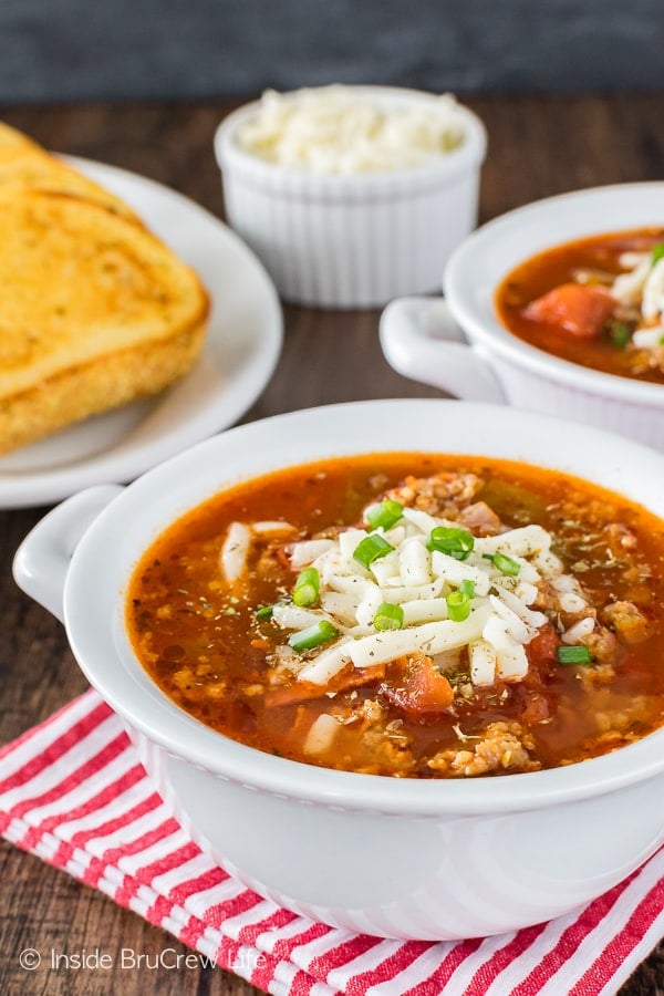 Easy Pizza Soup - this hearty homemade soup can be on your dinner table in less than 30 minutes. Great recipe for busy or cold days!