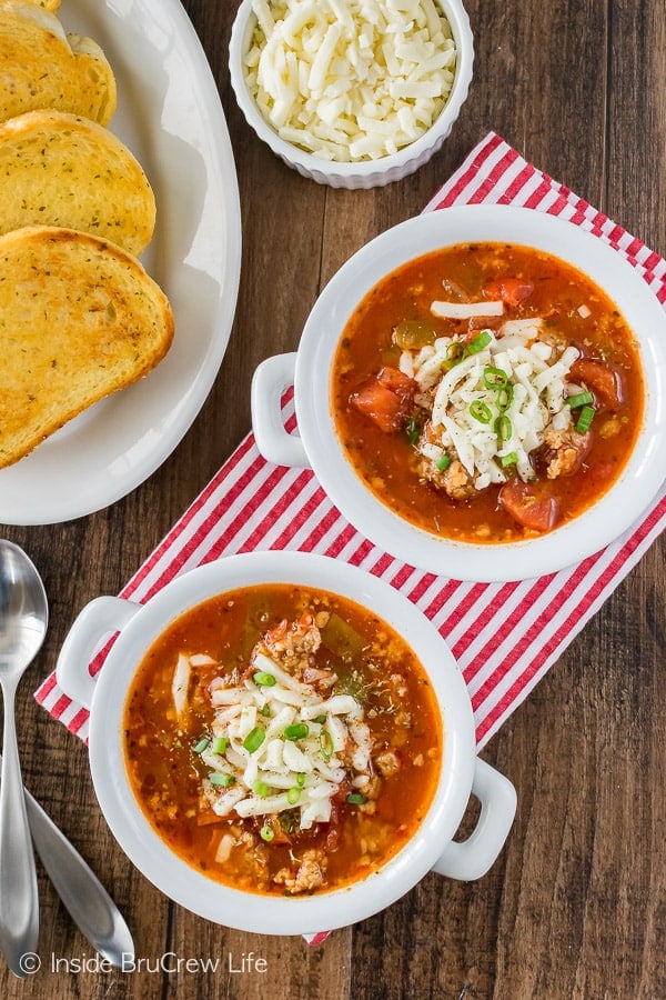 Easy Pizza Soup - this easy homemade soup is loaded with meat and veggies and ready in minutes. Great dinner recipe for busy days!