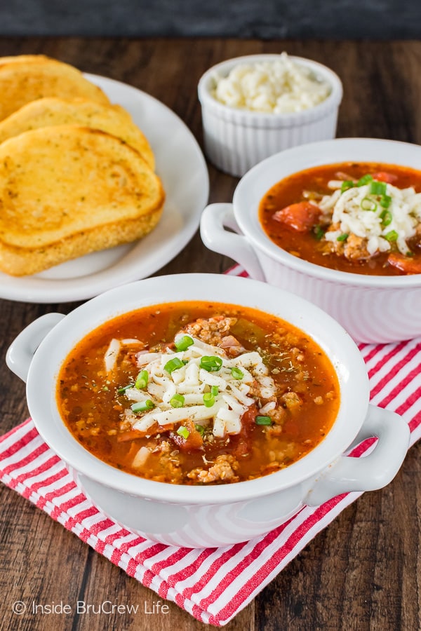 Easy Pizza Soup - this easy soup has plenty of meat and veggies and is ready in minutes. Awesome dinner recipe for busy nights!