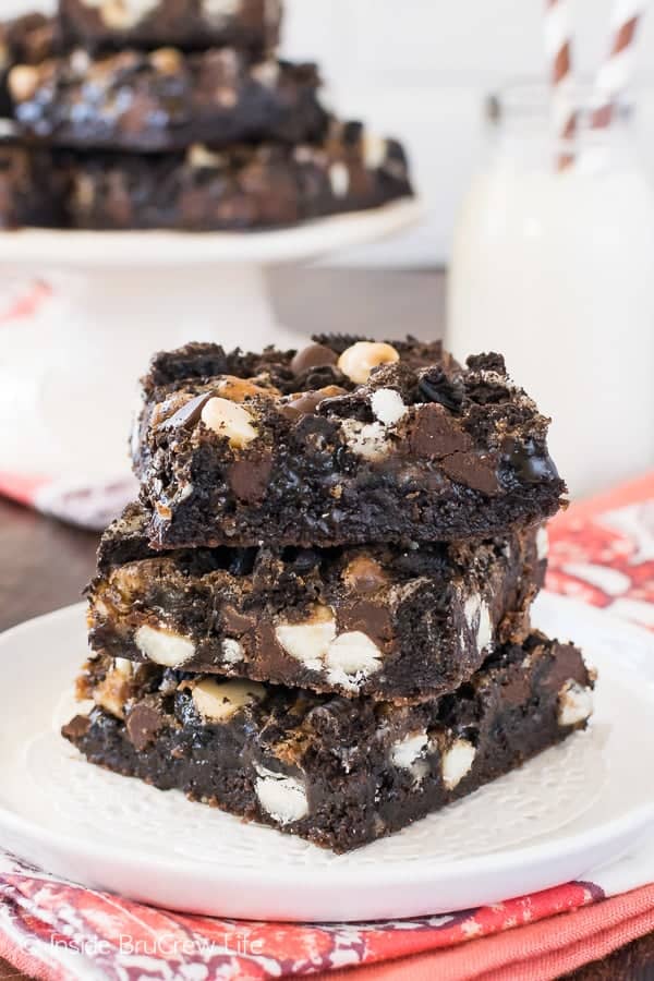 Gooey Oreo Brownie Bars - these fudgy brownies are loaded with cookie chunks and chocolate! Great dessert recipe when your sweet tooth needs chocolate!
