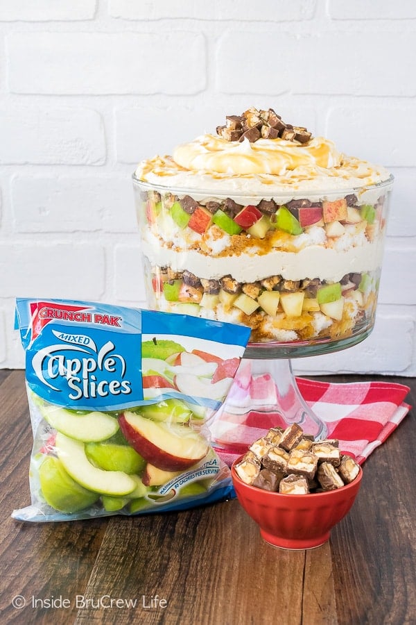 Apple Snickers Cheesecake Trifle - layers of crunchy apples and creamy cheesecake make this no bake cake trifle a great summer dessert recipe!