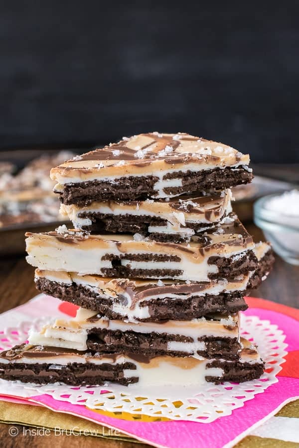 Salted Caramel Oreo Bark - swirls of chocolate, caramel, and cookies make this easy treat irresistible! Great no bake dessert for when you need a sweet treat quickly!