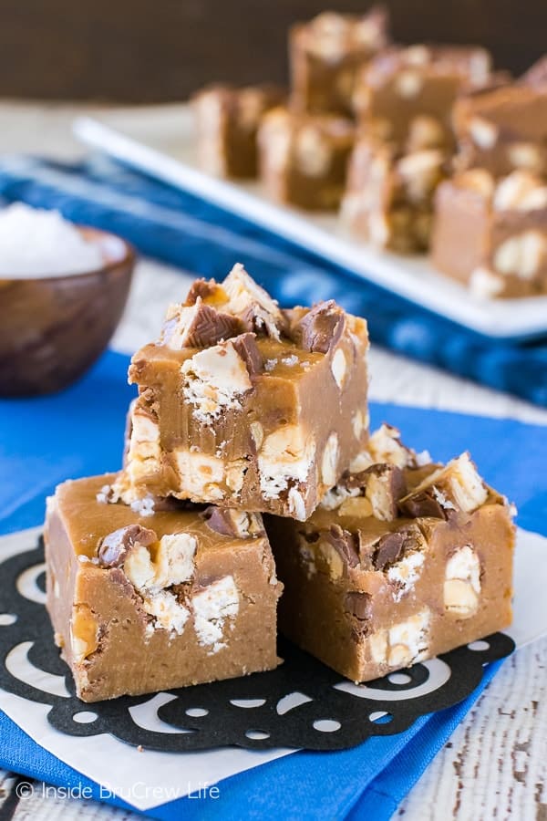 Salted Caramel Snickers Fudge - this easy caramel fudge is loaded with lots of candy bar chunks. Great no bake recipe for your sweet and salty cravings!
