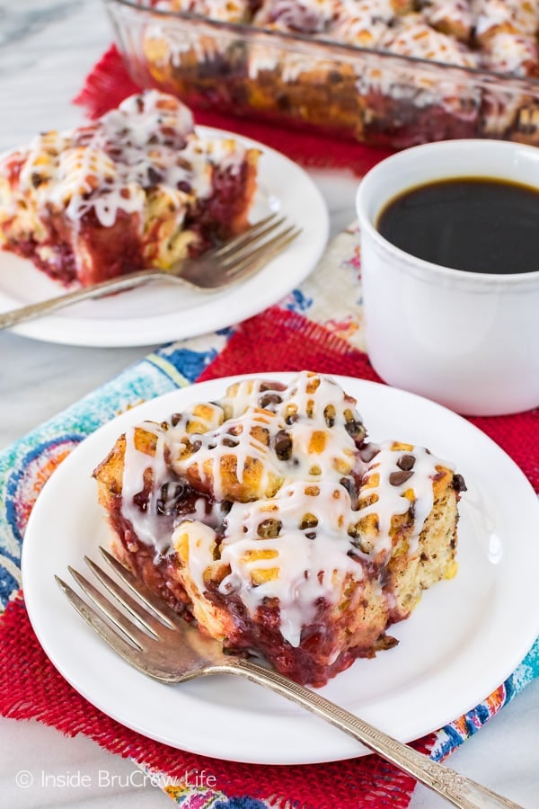 Strawberry Chocolate Cinnamon Roll Bake - sweet cinnamon roll squares filled with strawberry pie filling. Great recipe for brunch or breakfast!