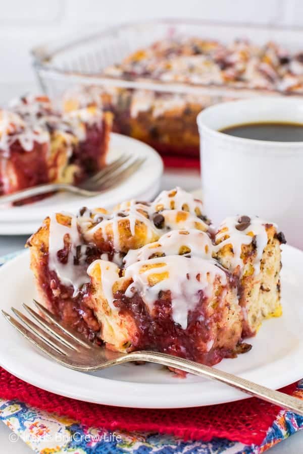 Strawberry Chocolate Cinnamon Roll Bake - swirls of strawberry pie filling & chocolate add a fun twist to this easy cinnamon roll casserole. Great breakfast recipe!