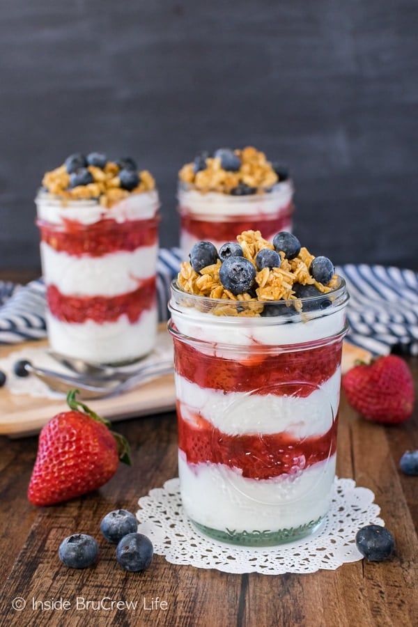 Healthy Strawberry Yogurt Parfaits - layers of homemade strawberry sauce and Greek yogurt makes an easy breakfast to keep in the fridge. Great recipe to make ahead of time!