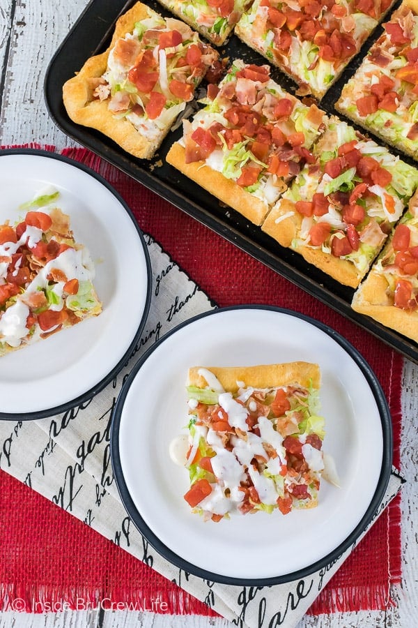 Chicken BLT Ranch Pizza - this easy cold pizza has all the flavor of the classic summer sandwich. Great recipe for picnics or dinners!