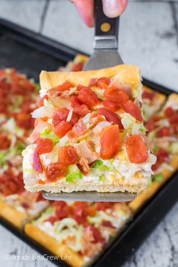 Chicken BLT Ranch Pizza - this easy pizza is topped with a garlic cream cheese mixture and lots of tomatoes, bacon, and lettuce. Great recipe for summer dinners or picnics!