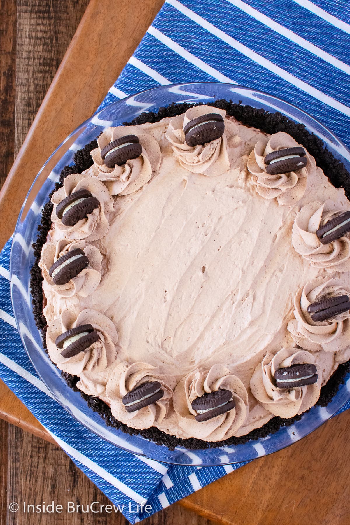 An overhead picture of a chocolate pie topped with mini Oreo cookies.