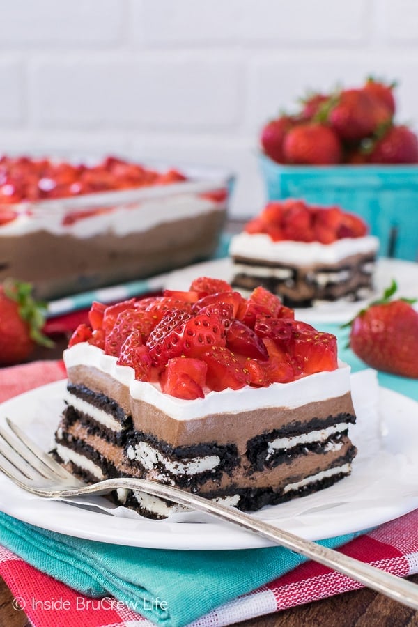 No Bake Nutella Oreo Icebox Cake - easy dessert with layers of cookies and chocolate cheesecake. Perfect recipe for summer picnics!