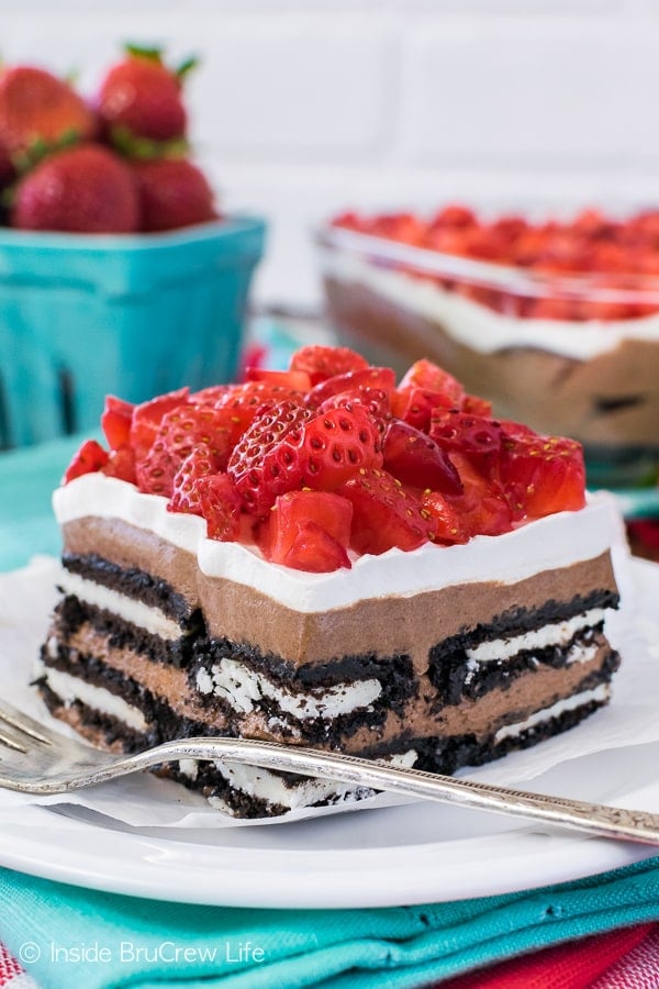 No Bake Nutella Oreo Icebox Cake - layers of chocolate cheesecake and Oreo cookies makes an easy recipe for summer picnics!