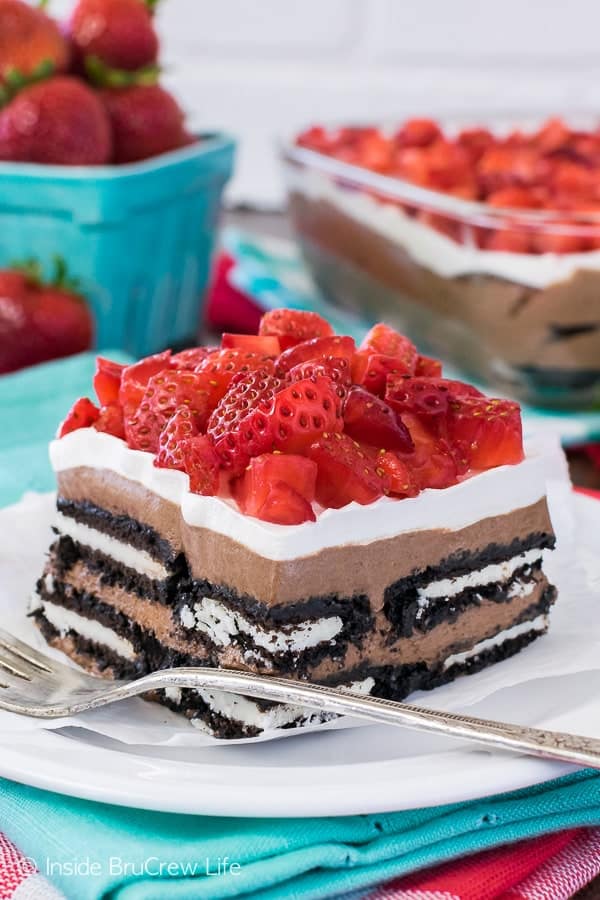 No Bake Nutella Oreo Icebox Cake - layers of cookies, chocolate cheesecake, and berries makes this the perfect no bake summer dessert recipe!