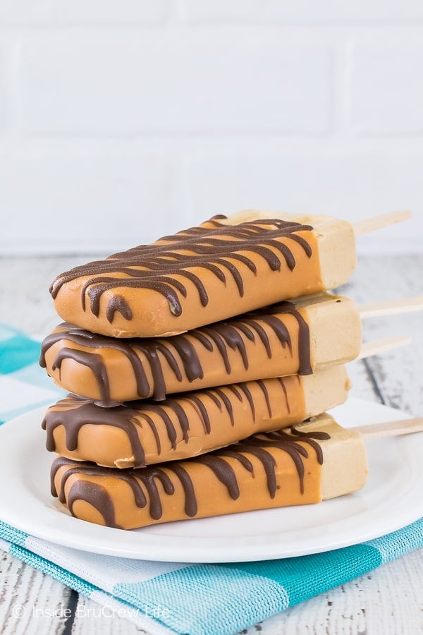 Caramel Frappuccino Pudding Pops - creamy coffee popsicles covered in caramel and chocolate magic shell. Fun no bake dessert recipe for the summer!