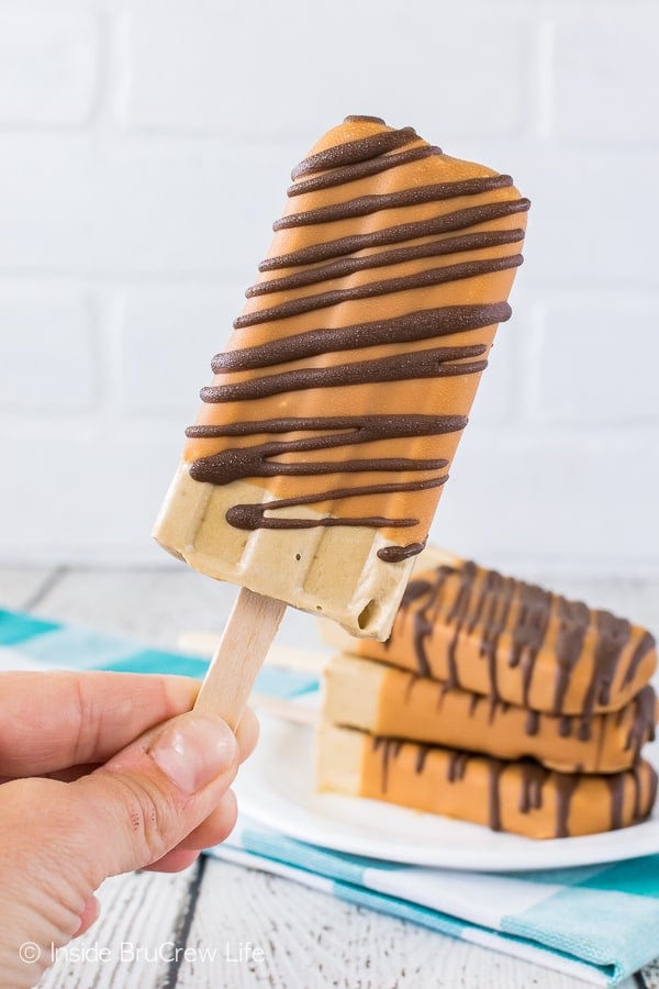 Caramel Frappuccino Pudding Pops - creamy coffee popsicles dipped in caramel magic shell makes a fun summer no bake dessert. Great recipe for hot days!