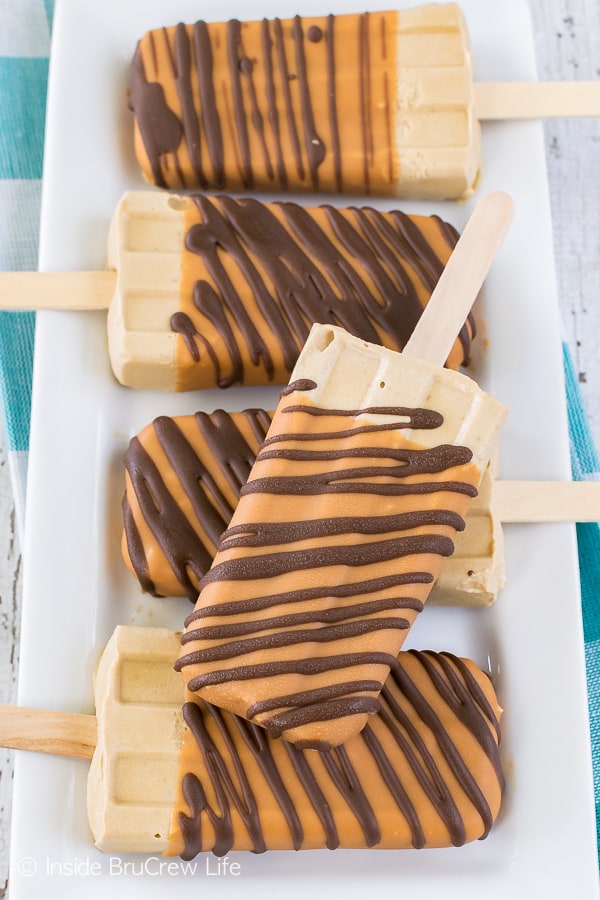 Caramel Frappuccino Pudding Pops - easy no bake coffee pudding popsicles dipped in caramel. Great summer recipe!