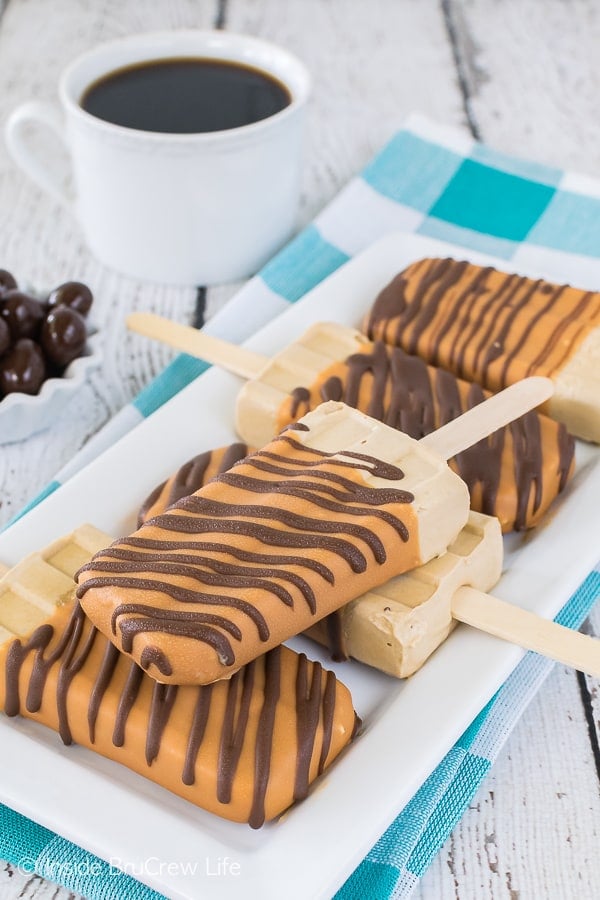 Caramel Frappuccino Pudding Pops - caramel magic shell gives these creamy coffee popsicles a fun crunch. Great no bake dessert recipe for hot summer days!