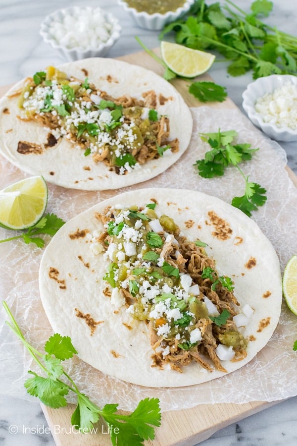 Green Chile Pulled Pork Tacos - you can have these easy tacos on your dinner table in under 30 minutes. Easy recipe for those busy days!