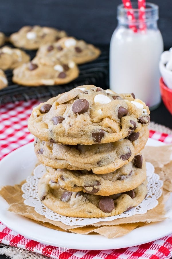 Biscoff S'mores Pudding Cookies - these cookie butter cookies are loaded with chocolate, marshmallow, and graham goodness! Great recipe to fill the cookie jar with!