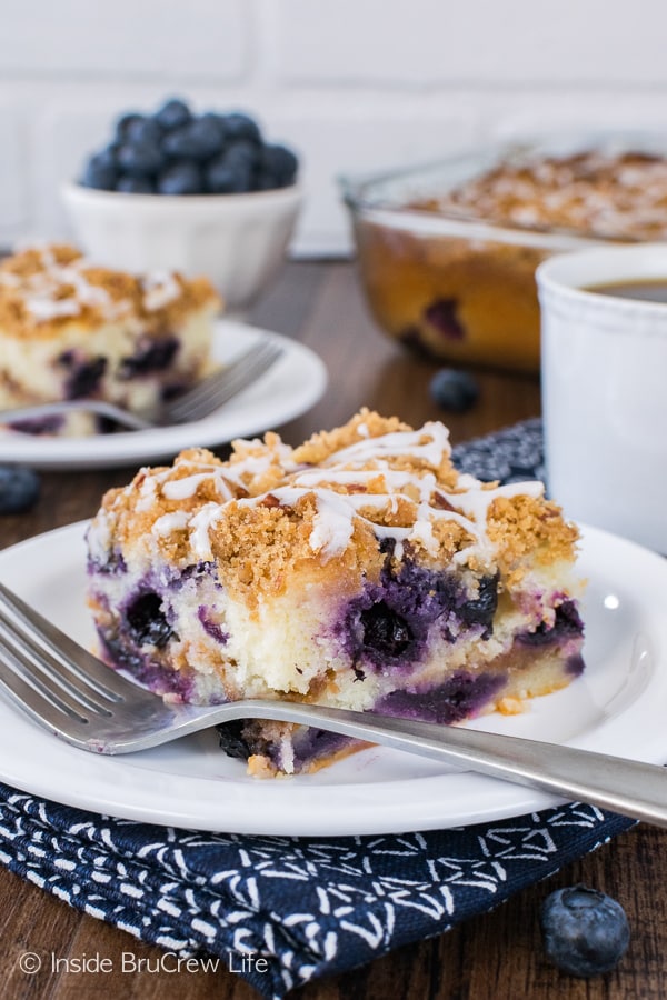 Blueberry Pecan Coffee Cake - cinnamon sugar swirls, fresh berries, and a drizzle of glaze makes this an awesome breakfast or brunch recipe!