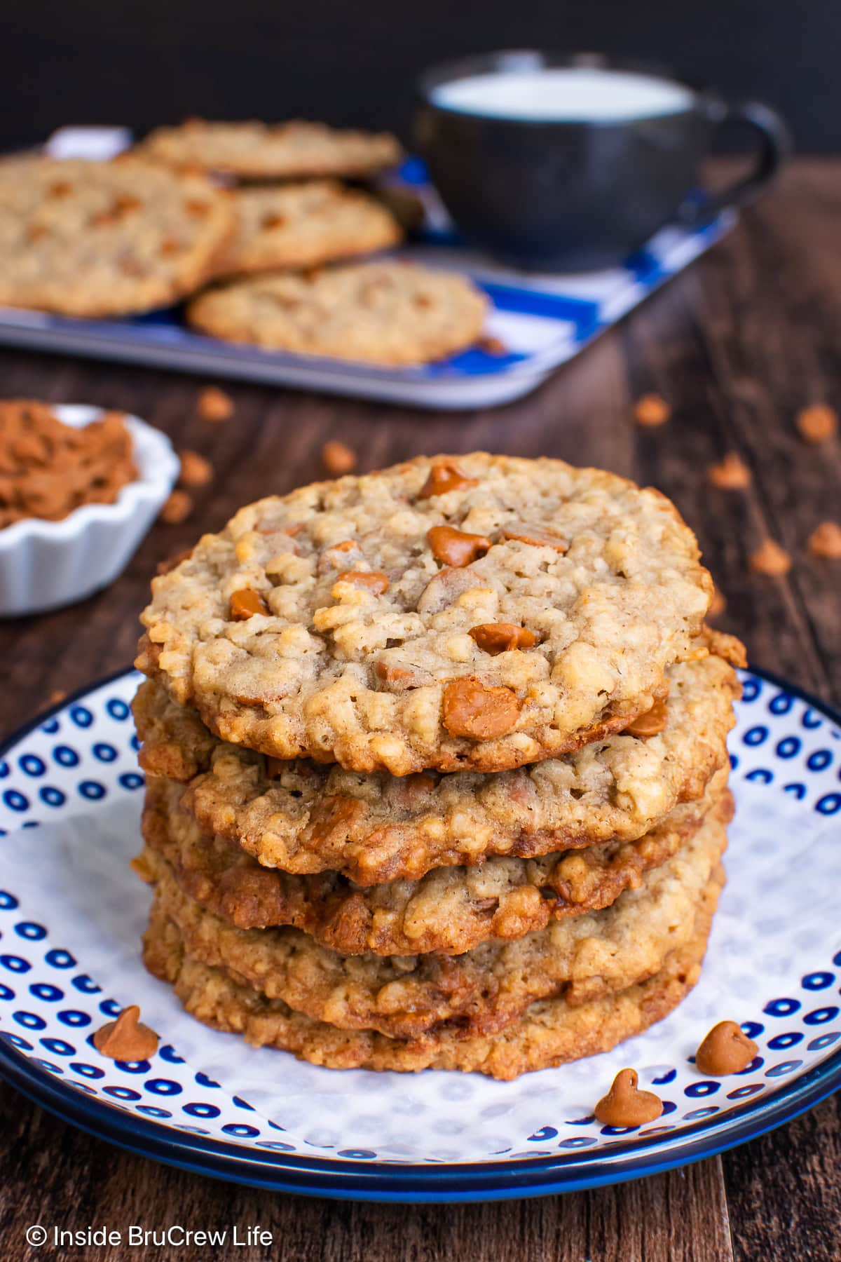 Five cinnamon banana cookies stacked on a plate.