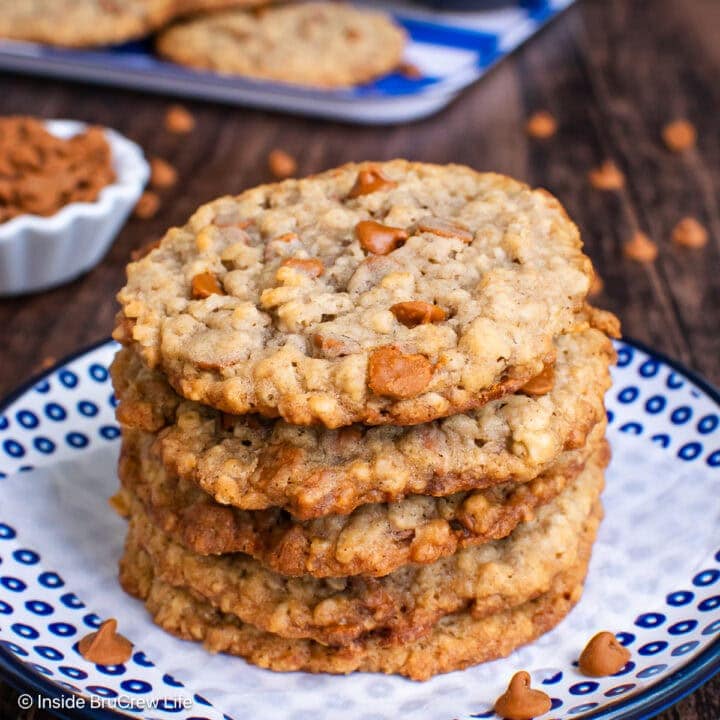 Five cinnamon banana cookies stacked on a plate.