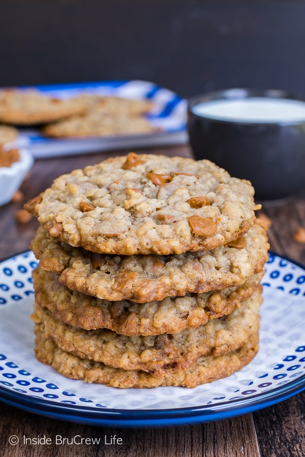 Cinnamon Banana Oatmeal Cookies - crispy edges and chewy centers make these cookies disappear in a hurry. Great recipe to fill the cookie jar with for an after school snack!