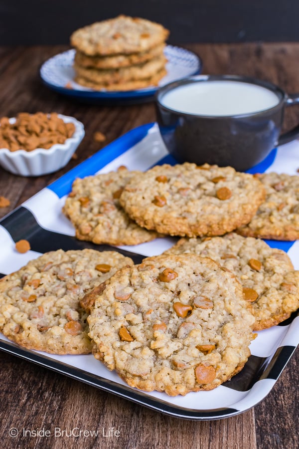 Cinnamon Banana Oatmeal Cookies - chewy centers and crispy edges make these cookies taste so good. Great recipe to make for an after school snack!