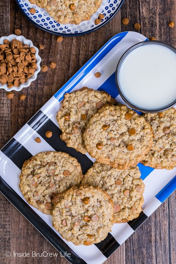 Cinnamon Banana Oatmeal Cookies - these flat and chewy cookies are a great snack for after school. Crispy and chewy cookies are the best.