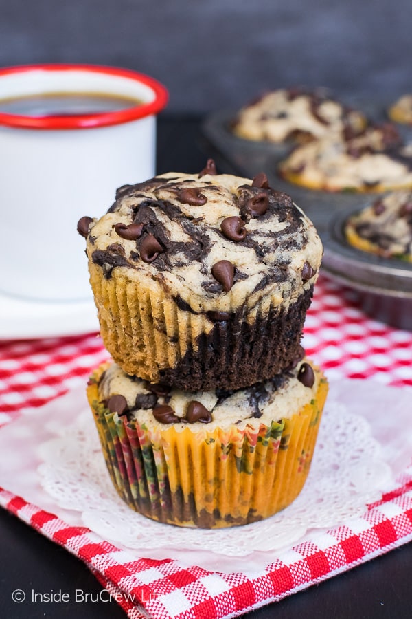 Chocolate Banana Marble Muffins - banana and chocolate swirls made with half the amount of sugar makes a great healthy breakfast choice. Great recipe for busy mornings!