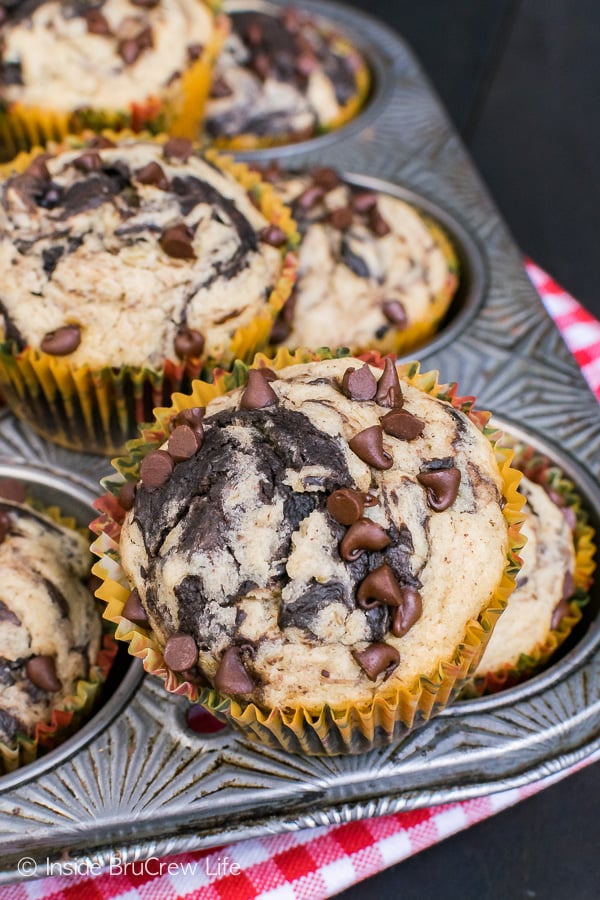 Chocolate Banana Marble Muffins - this easy breakfast muffin has swirls of chocolate and banana goodness in every bite. Great recipe for busy mornings!
